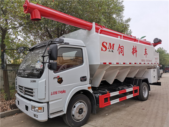 12方東風(fēng)多利卡散裝飼料運(yùn)輸車(chē)